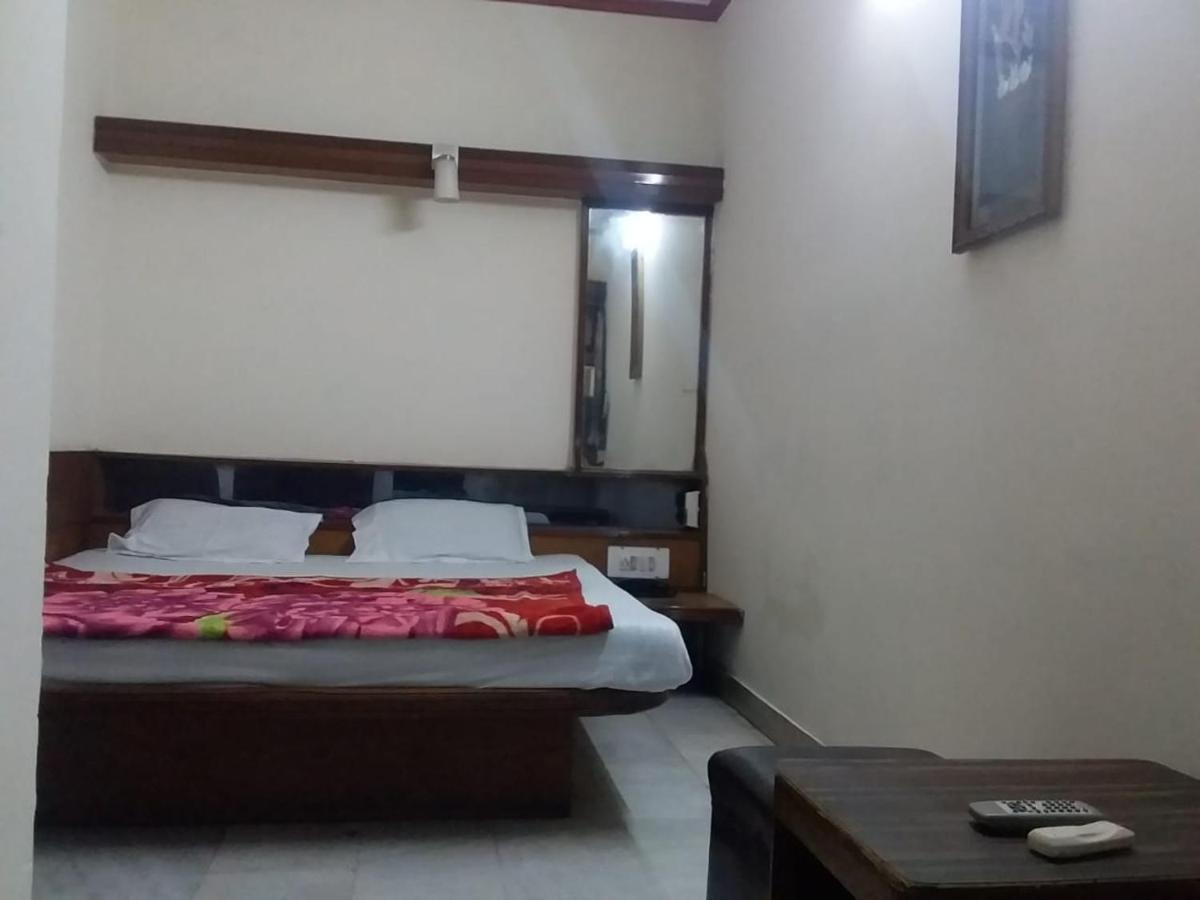 Hotel Yes Please Lodge Ню Делхи Екстериор снимка